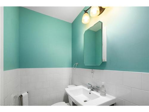 150 Patrick Street, Kingston, ON - Indoor Photo Showing Bathroom