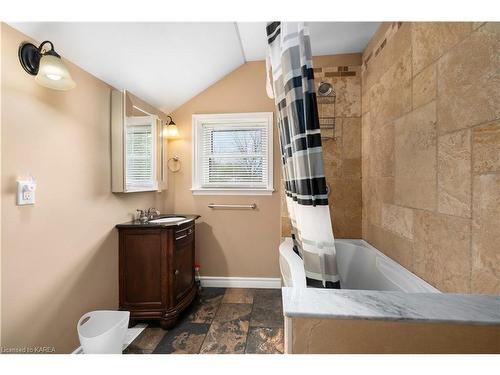 150 Patrick Street, Kingston, ON - Indoor Photo Showing Bathroom