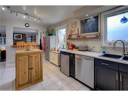 682 Summerfield Place, Kingston, ON - Indoor Photo Showing Kitchen