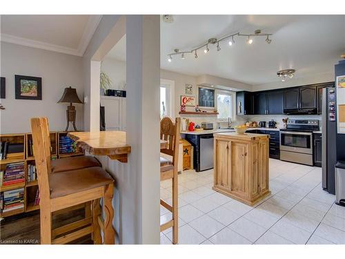 682 Summerfield Place, Kingston, ON - Indoor Photo Showing Kitchen