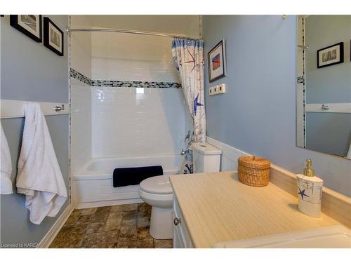 682 Summerfield Place, Kingston, ON - Indoor Photo Showing Bathroom
