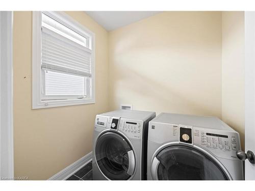 1332 Grace Avenue, Kingston, ON - Indoor Photo Showing Laundry Room