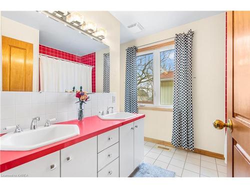 25 Livingston Avenue, Kingston, ON - Indoor Photo Showing Bathroom