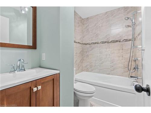 409 Regent Street, Kingston, ON - Indoor Photo Showing Bathroom