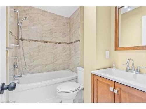411 Regent Street, Kingston, ON - Indoor Photo Showing Bathroom