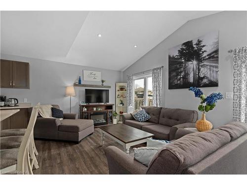 1207 Carfa Crescent, Kingston, ON - Indoor Photo Showing Living Room