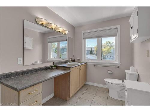 30 Yonge Street, Kingston, ON - Indoor Photo Showing Bathroom