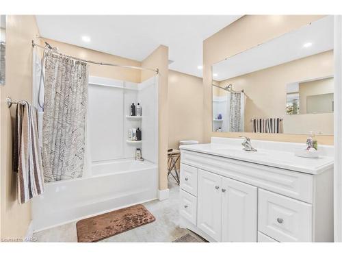 23 Jenkins Street, Kingston, ON - Indoor Photo Showing Bathroom