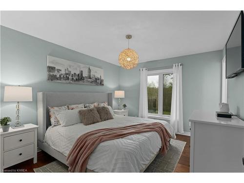 5243 Dundon Drive, Kingston, ON - Indoor Photo Showing Bedroom