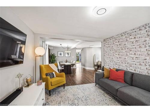 259 Charles Street N, Gananoque, ON - Indoor Photo Showing Living Room