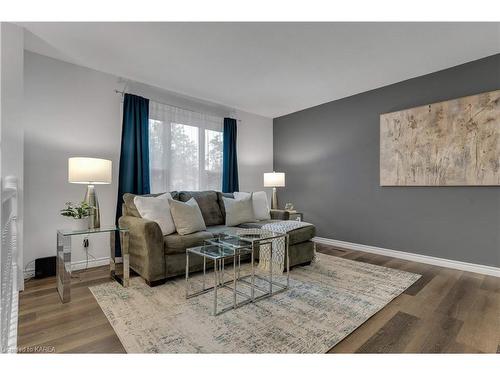 952 Old Colony Road, Kingston, ON - Indoor Photo Showing Living Room