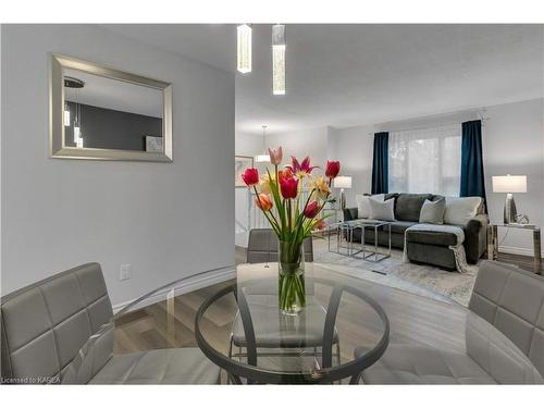 952 Old Colony Road, Kingston, ON - Indoor Photo Showing Living Room