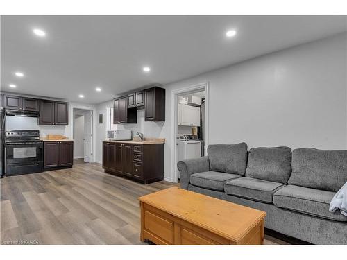 952 Old Colony Road, Kingston, ON - Indoor Photo Showing Living Room