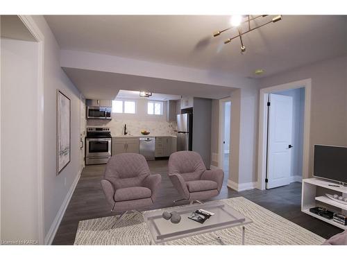 2-130 Weller Avenue, Kingston, ON - Indoor Photo Showing Living Room
