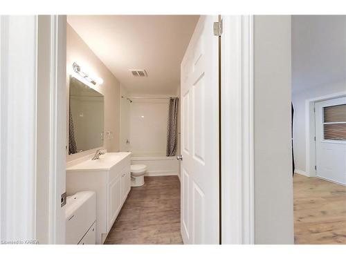 1-19 Kent Street, Kingston, ON - Indoor Photo Showing Bathroom