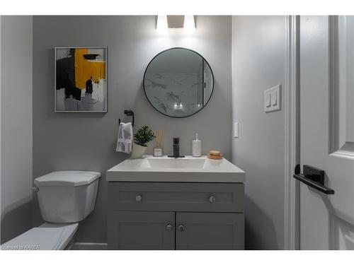 1-389 Melanie Avenue, Kingston, ON - Indoor Photo Showing Bathroom