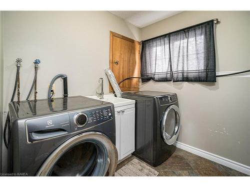 8 Garden Street, Lansdowne, ON - Indoor Photo Showing Laundry Room