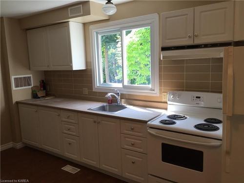 136 Calderwood Drive, Kingston, ON - Indoor Photo Showing Kitchen