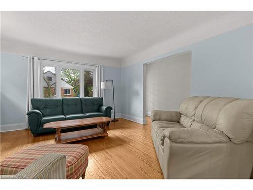284 Collingwood Street, Kingston, ON - Indoor Photo Showing Living Room