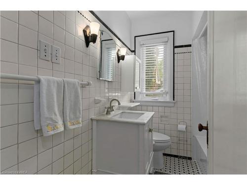 284 Collingwood Street, Kingston, ON - Indoor Photo Showing Bathroom