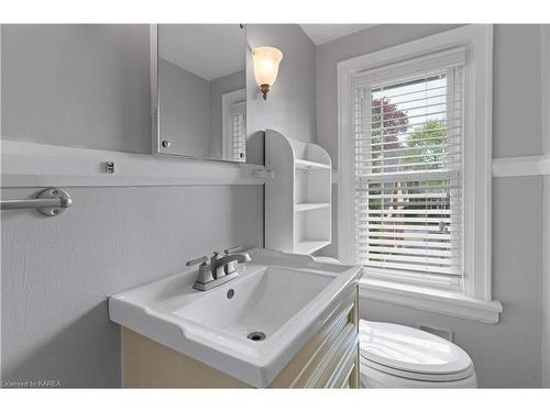 284 Collingwood Street, Kingston, ON - Indoor Photo Showing Bathroom