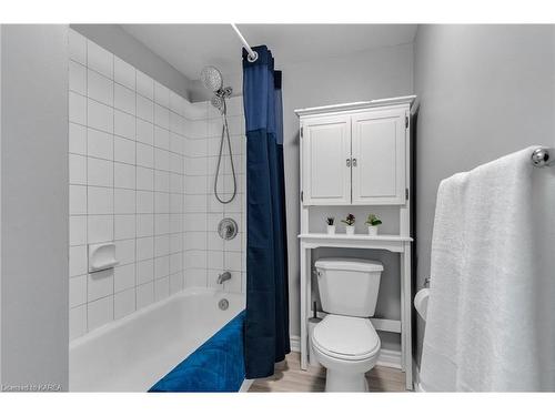 201-580 Armstrong Road, Kingston, ON - Indoor Photo Showing Bathroom