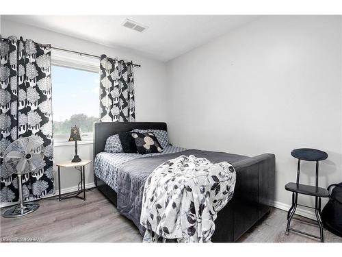 26 Brooklands Park Avenue, Bath, ON - Indoor Photo Showing Bedroom