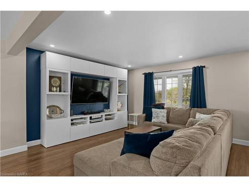 4480 Camden Portland Boundary Road, Harrowsmith, ON - Indoor Photo Showing Living Room