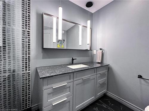 206-1005 Terra Verde Way, Kingston, ON - Indoor Photo Showing Bathroom