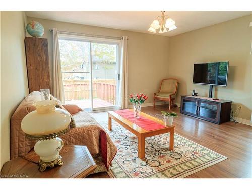 127 Greenlees Drive, Kingston, ON - Indoor Photo Showing Living Room