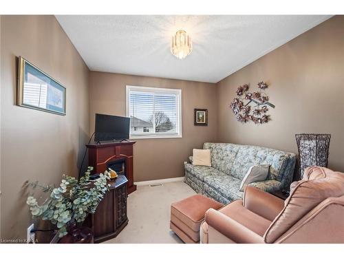 553 Quail Court, Kingston, ON - Indoor Photo Showing Living Room