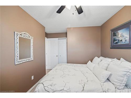 553 Quail Court, Kingston, ON - Indoor Photo Showing Bedroom
