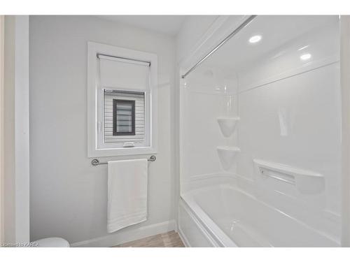 104 Superior Drive, Amherstview, ON - Indoor Photo Showing Bathroom