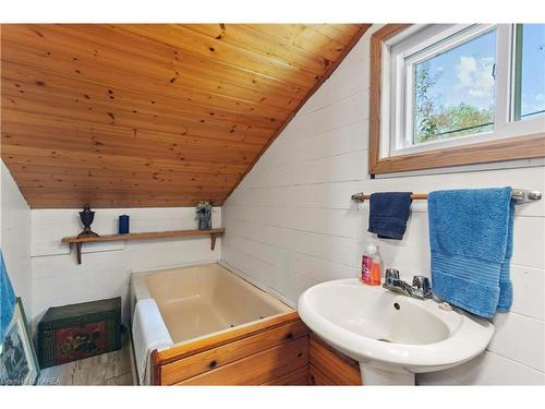 15 Sturtivans Lane, Gananoque, ON - Indoor Photo Showing Bathroom