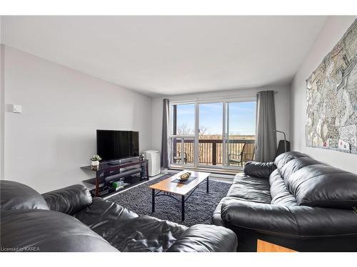 609-66 Greenview Drive, Kingston, ON - Indoor Photo Showing Living Room