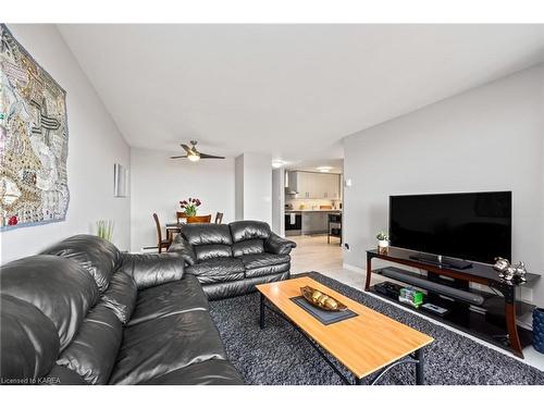 609-66 Greenview Drive, Kingston, ON - Indoor Photo Showing Living Room