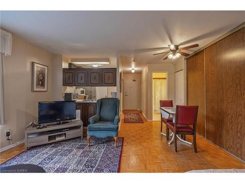 609-66 Greenview Drive, Kingston, ON - Indoor Photo Showing Living Room