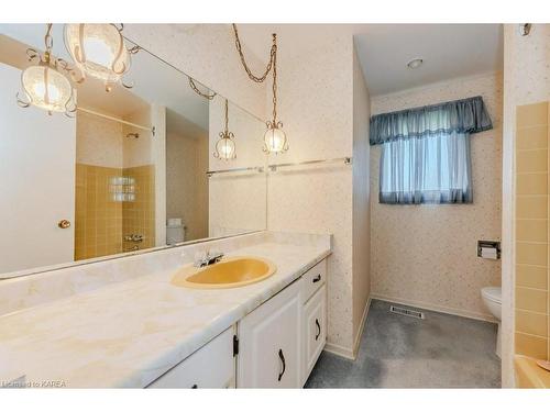 389 Dunvegan Drive, Waterloo, ON - Indoor Photo Showing Bathroom