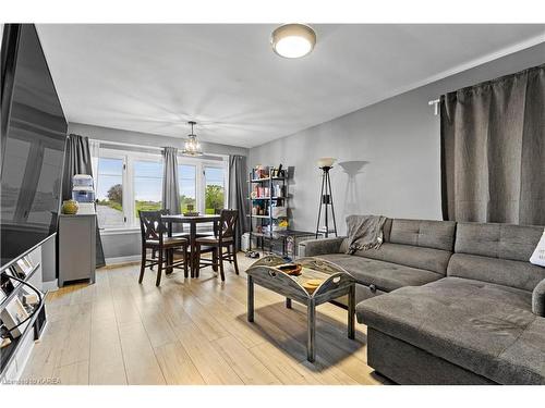 333 Sidney Street, Belleville, ON - Indoor Photo Showing Living Room