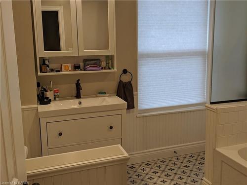 46 Ordnance Street, Kingston, ON - Indoor Photo Showing Bathroom