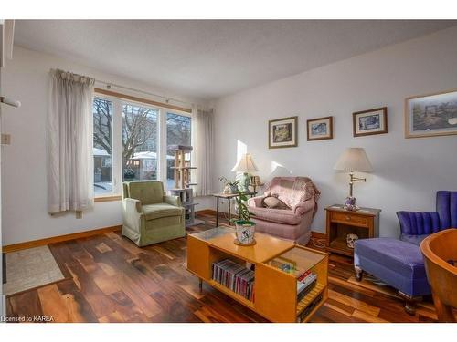 581 Macdonnell Street, Kingston, ON - Indoor Photo Showing Living Room