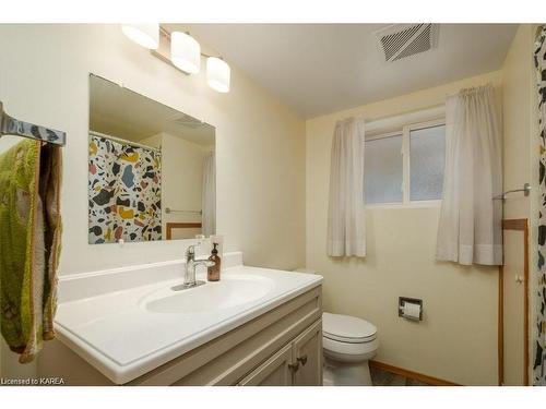 581 Macdonnell Street, Kingston, ON - Indoor Photo Showing Bathroom