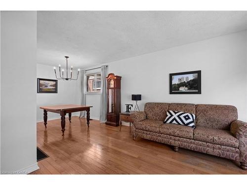 741 Dempster Drive, Gananoque, ON - Indoor Photo Showing Living Room