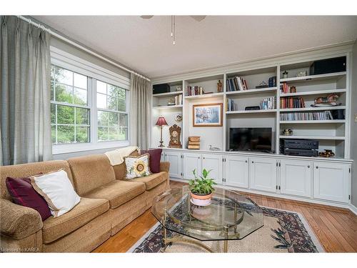 23 Brooklands Park Avenue, Bath, ON - Indoor Photo Showing Living Room