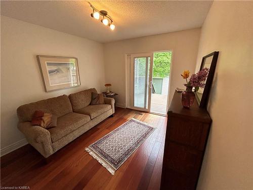 1 Bayshore Drive, Bath, ON - Indoor Photo Showing Living Room