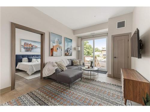 105-820 Gardiners Road, Kingston, ON - Indoor Photo Showing Living Room