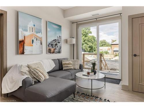 105-820 Gardiners Road, Kingston, ON - Indoor Photo Showing Living Room