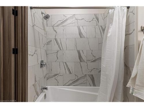 105-820 Gardiners Road, Kingston, ON - Indoor Photo Showing Bathroom