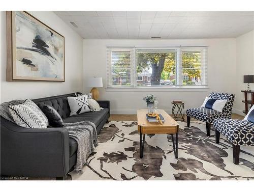226 Westdale Avenue, Kingston, ON - Indoor Photo Showing Living Room
