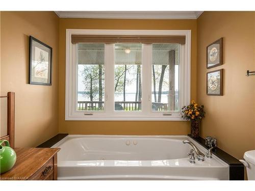 14 Sunset Lane, Napanee, ON - Indoor Photo Showing Bathroom